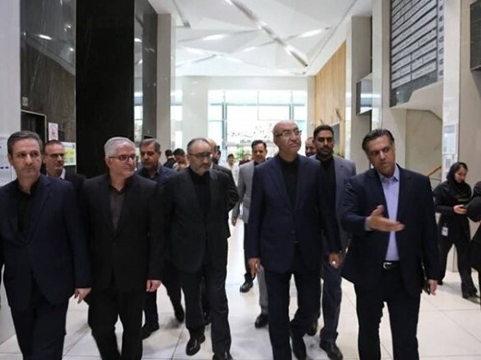 استاندار کرمانشاه به همراه دکتر پرتوافکنان عضو هیأت مدیره بانک سپه با حضور در بیمارستان حکیم از بخش‌های مختلف این مرکز درمانی بازدید کردند