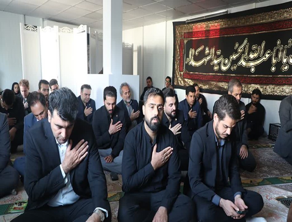 طنین زیارت عاشورا در ساختمان مرکزی مؤسسه اعتباری ملل در ایام محرم